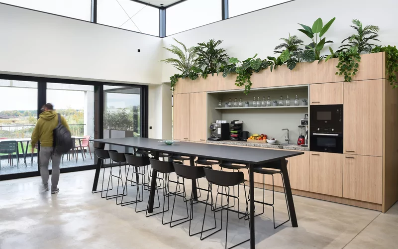 Maatmeubels op kantoor: wanneer zijn ze echt de juiste keuze?